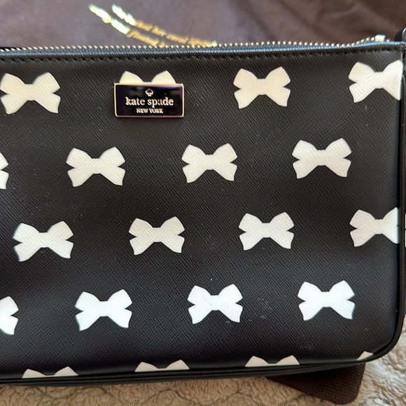 Kate Spade wristlet can also attach strap to Cary on arm. With dust bag - Picture 2 of 5
